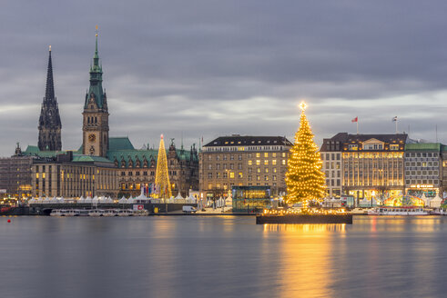 Germany, Hamburg, Jungfernstieg, town hall, St. Nicholas' Church, Christmas tree, Binnenalster in the evening - KEBF00730