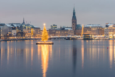 Germany, Hamburg, Binnenalster, Christmas tree, town hall in the evening - KEBF00731