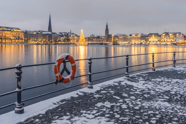 Germany, Hamburg, Binnenalster and city view in winter - KEBF00732