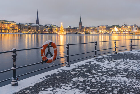 Deutschland, Hamburg, Binnenalster und Stadtansicht im Winter - KEBF00732