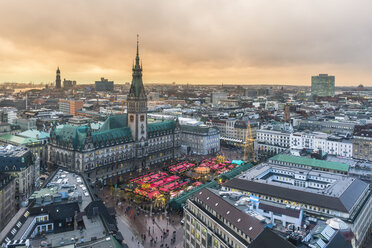 Deutschland, Hamburg, Weihnachtsmarkt am Rathaus am Abend - KEBF00738