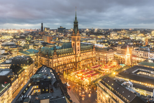 Deutschland, Hamburg, Weihnachtsmarkt am Rathaus am Abend - KEBF00739