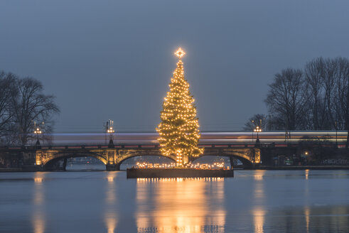 Deutschland, Hamburg, Binnenalster, Weihnachtsbaum, Lombardbrücke - KEBF00741