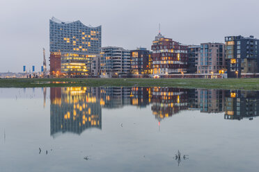 Deutschland, Hamburg, Hafencity, moderne Gebäude und Elbphilharmonie am Abend - KEBF00742