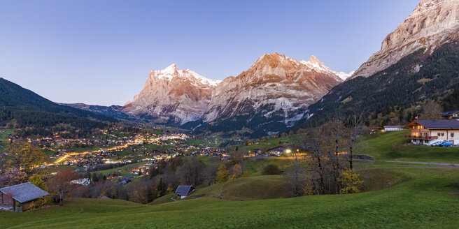 Schweiz, Bern, Berner Oberland, Ferienort Grindelwald, Wetterhorn, Schreckhorn und Eiger am Abend - WDF04408