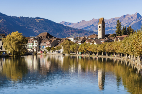 Schweiz, Bern, Berner Oberland, Interlaken, Altstadt, Fluss Aare, lizenzfreies Stockfoto