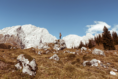 Österreich, Salzburger Land, Berchtesgadener Alpen, junge Frau auf Fels stehend, lizenzfreies Stockfoto