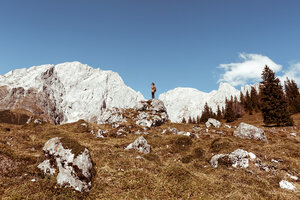 Österreich, Salzburger Land, Berchtesgadener Alpen, junge Frau auf Fels stehend - WVF00916