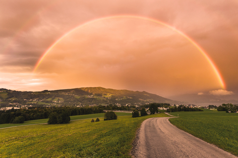 Österreich, Oberösterreich, Gaisberg, Landschaft mit Regenbogen und rotem Himmel, lizenzfreies Stockfoto
