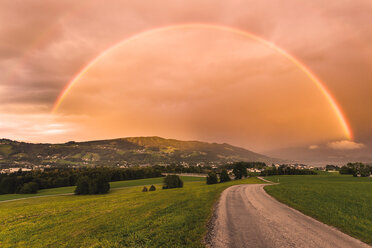Österreich, Oberösterreich, Gaisberg, Landschaft mit Regenbogen und rotem Himmel - WVF00917