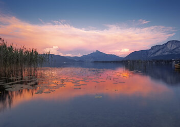 Österreich, Oberösterreich, Mondsee in der Abenddämmerung - WVF00920