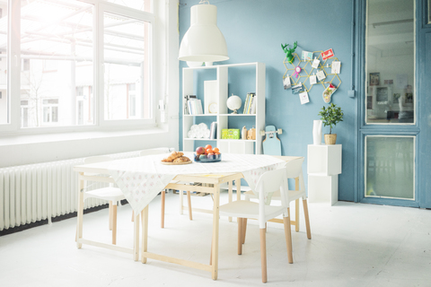 Gedeckter Tisch in einem modernen Loft, lizenzfreies Stockfoto