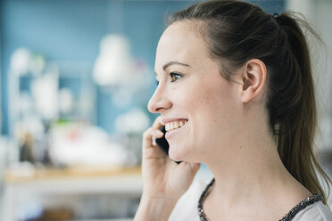 Portrait of happy woman on the phone, close-up - MOEF00710
