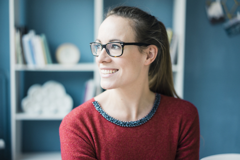 Porträt einer glücklichen Frau mit Brille, lizenzfreies Stockfoto