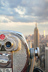 USA, New York, Manhattan, Nahaufnahme eines Teleskops, Empire State Building im Hintergrund - DAPF00877