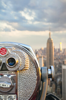 USA, New York, Manhattan, Nahaufnahme eines Teleskops, Empire State Building im Hintergrund - DAPF00877