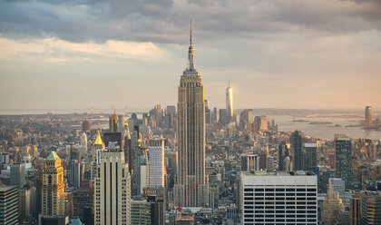 USA, New York, Manhattan, Empire State Building und One World Trade Center im Hintergrund - DAPF00878