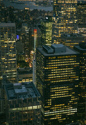 USA, New York, Manhattan, Hochhäuser bei Nacht - DAPF00881