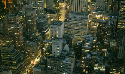 USA, New York, Manhattan, Hochhäuser bei Nacht - DAPF00882