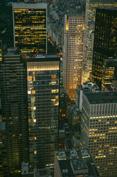 USA, New York, Manhattan, Hochhäuser bei Nacht - DAPF00884