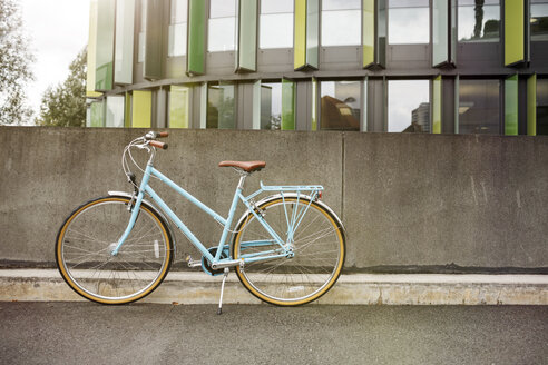 Bicycle at a wall in urban surrounding - PESF00927