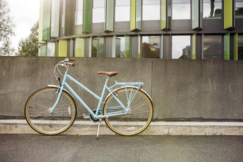 Fahrrad an einer Mauer in städtischer Umgebung - PESF00927