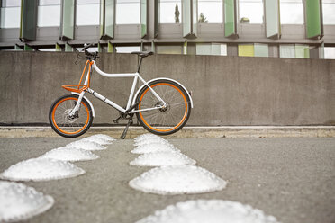 Fahrrad an einer Mauer in städtischer Umgebung - PESF00928