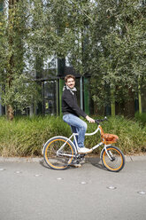 Portrait of smiling man with bicycle on a lane - PESF00929