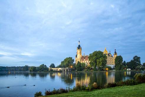 Deutschland, Mecklenburg-Vorpommern, Schwerin, Schweriner Schloss am Abend - PUF01292