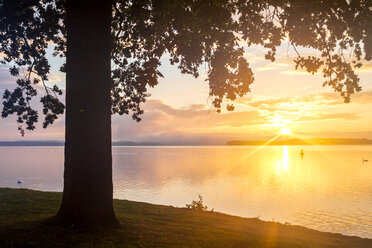Germany, Mecklenburg-Western Pomerania, Schwerin, Lake Schwerin at sunset - PUF01294