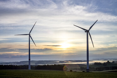 Deutschland, Hessen, Taunus, Windräder am Abend - PUF01299