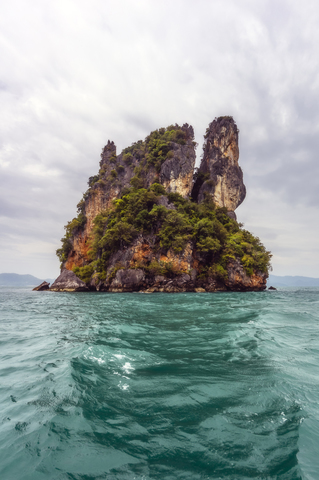 Thailand, Andamanisches Meer, Kalksteinfelsen, lizenzfreies Stockfoto