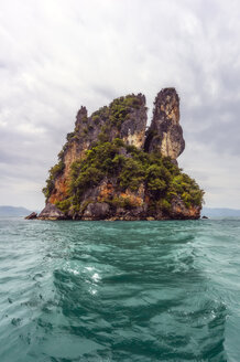 Thailand, Andamanisches Meer, Kalksteinfelsen - THAF02141