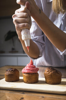 Frau bei der Zubereitung von Muffins zu Hause - MAUF01267