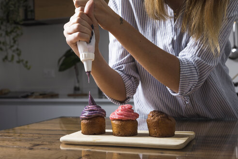 Frau bei der Zubereitung von Muffins zu Hause - MAUF01268