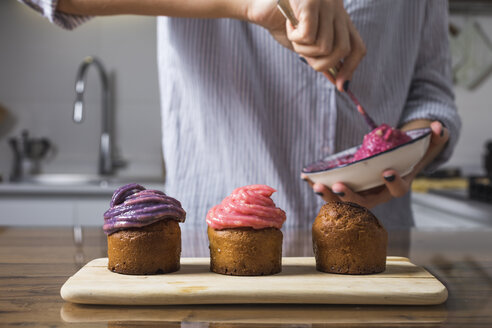 Frau bei der Zubereitung von Muffins zu Hause - MAUF01269