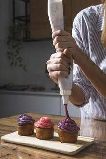 Frau bei der Zubereitung von Muffins zu Hause - MAUF01270