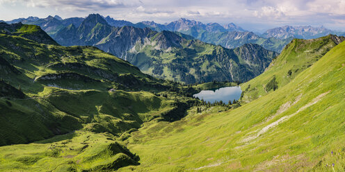 Deutschland, Bayern, Allgäu, Allgäuer Alpen, Panorama von Zeigersattel, Seealpsee, Höfats links - WGF01165