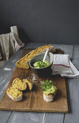 Hausgemachtes Tomatenbaguette mit Avocado-Dip und Petersilie - ODF01587