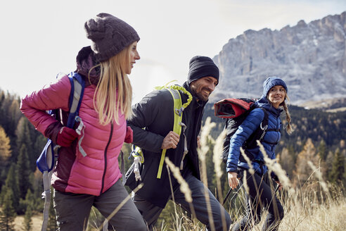 Smiling friends hiking in the mountains - PNEF00438