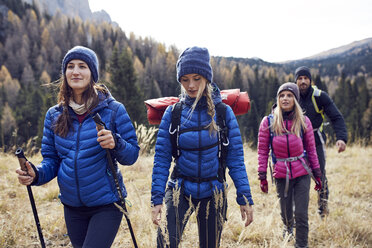 Eine Gruppe von Freunden beim Wandern in den Bergen - PNEF00440