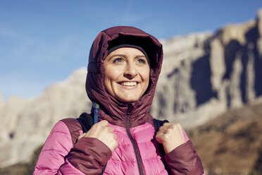 Porträt einer selbstbewussten jungen Frau beim Wandern in den Bergen - PNEF00447