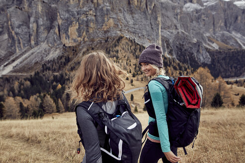 Zwei junge Frauen beim Wandern in den Bergen - PNEF00475