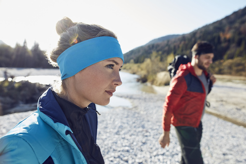 Frau und Mann beim Wandern am Flussufer, lizenzfreies Stockfoto