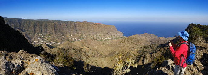 Spanien, Kanarische Inseln, La Gomera, Hermigua, Blick von Enchereda, Wanderin - SIEF07708