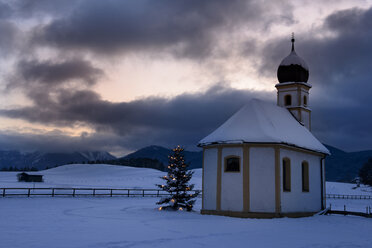 Deutschland, Bayern, Oberbayern, Hundham, Leitzachtal, St. Leonhard zur Weihnachtszeit - LBF01755