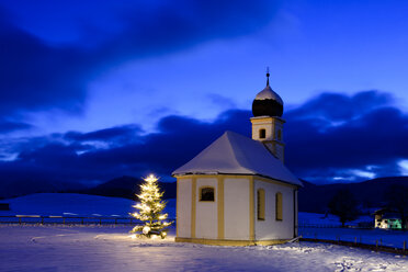 Deutschland, Bayern, Oberbayern, Hundham, Leitzachtal, St. Leonhard zur Weihnachtszeit - LBF01756