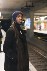 Afroamerikanischer Mann wartet in der U-Bahn-Station - MAUF01293
