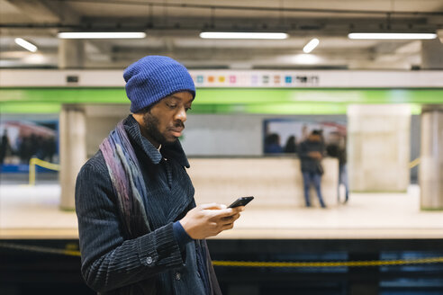 African american man with smartphone - MAUF01295