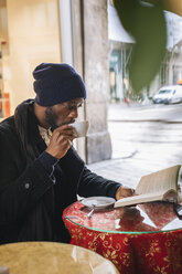 Afroamerikanischer Mann trinkt Kaffee - MAUF01301